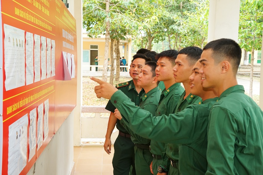 C&aacute;n bộ, chiến sĩ Tiểu đo&agrave;n Huấn luyện - Cơ động 2 (th&ocirc;n Đ&aacute; M&agrave;i 1, x&atilde; H&agrave;m T&acirc;n) theo d&otilde;i v&agrave; t&igrave;m hiểu th&ocirc;ng tin ứng cử vi&ecirc;n. Ảnh: Quang Nh&acirc;n