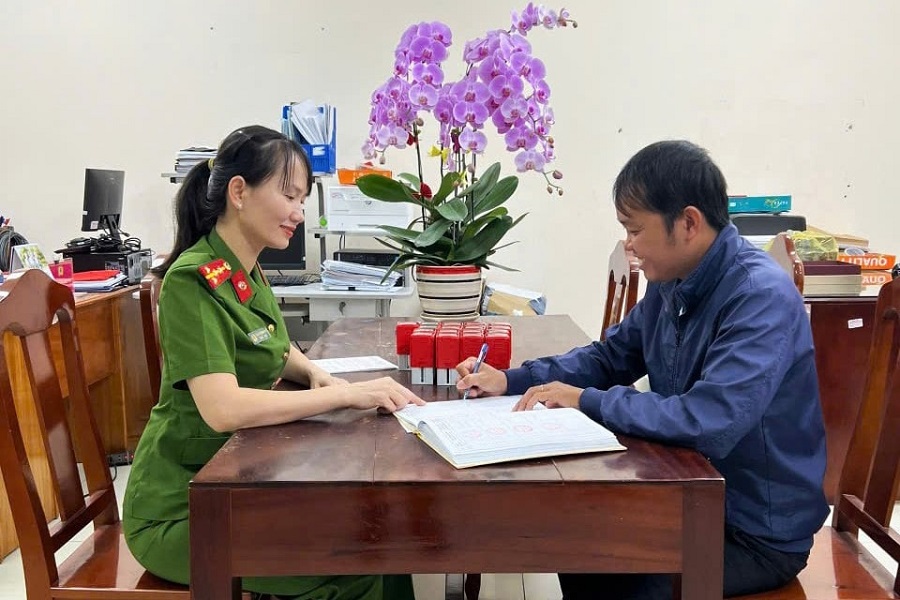 C&aacute;n bộ Ph&ograve;ng PC06 b&agrave;n giao con dấu cho c&aacute;c đơn vị