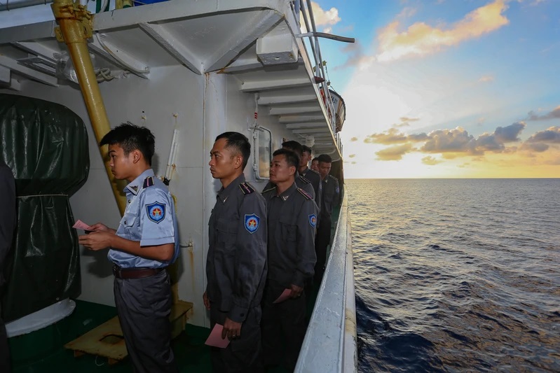 C&aacute;n bộ, thuyền vi&ecirc;n xếp h&agrave;ng chuẩn bị bỏ phiếu tr&ecirc;n t&agrave;u kiểm ngư l&agrave;m nhiệm vụ tại v&ugrave;ng biển Việt Nam gi&aacute;p ranh Malaysia.