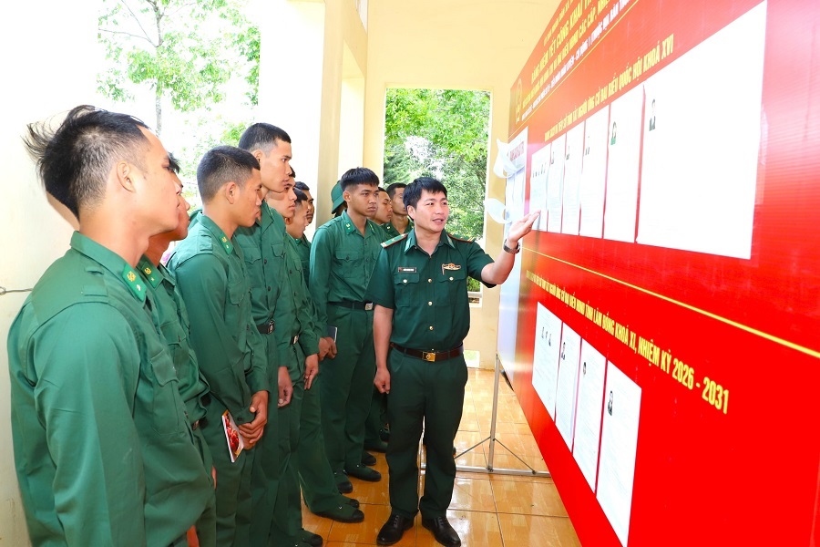 C&aacute;n bộ Tiểu đo&agrave;n Huấn luyện - Cơ động 1 giới thiệu danh s&aacute;ch ứng cử vi&ecirc;n cho chiến sĩ nghi&ecirc;n cứu trước ng&agrave;y bầu cử