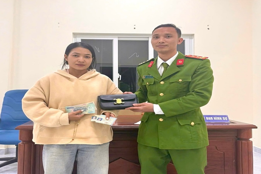 C&ocirc;ng an phường Lang Biang - Đ&agrave; Lạt trao trả chiếc v&iacute; cho chị N.T.C.N sau khi tiếp nhận từ anh T.X.T
