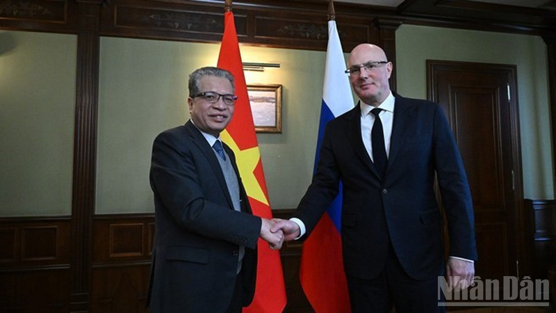 Đại sứ Việt Nam tại Li&ecirc;n bang Nga Đặng Minh Kh&ocirc;i gặp, l&agrave;m việc với Ph&oacute; Thủ tướng Li&ecirc;n bang Nga Dmitry Chernyshenko.