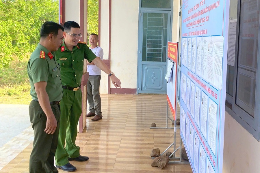 Đại t&aacute; Nay Gia Ph&uacute;, Ph&oacute; Gi&aacute;m đốc C&ocirc;ng an tỉnh kiểm tra c&aacute;c điểm bầu cử tại x&atilde; Đăk Mil