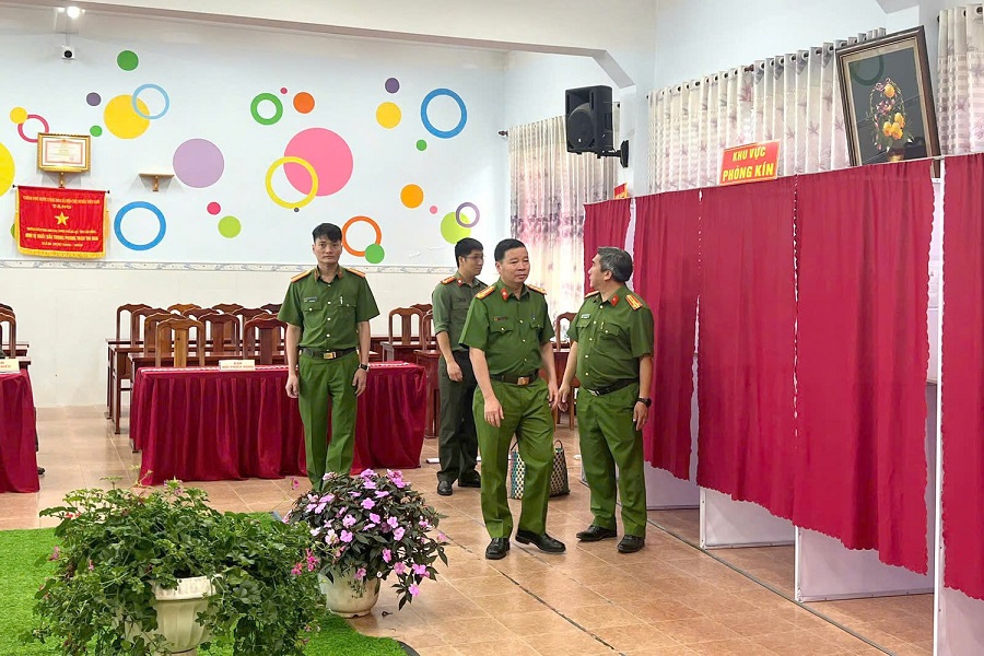 Đại t&aacute; Nguyễn Tường Vũ, Ph&oacute; Gi&aacute;m đốc C&ocirc;ng an tỉnh kiểm tra c&aacute;c điểm bầu cử tại phường Xu&acirc;n Hương - Đ&agrave; Lạt