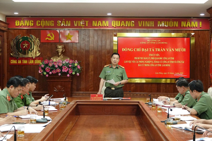 Đại t&aacute; Trần Văn Mười, Ph&oacute; Gi&aacute;m đốc C&ocirc;ng an tỉnh l&agrave;m việc với c&aacute;c đơn vị nghiệp vụ v&agrave; Tổ Bầu cử trong C&ocirc;ng an tỉnh