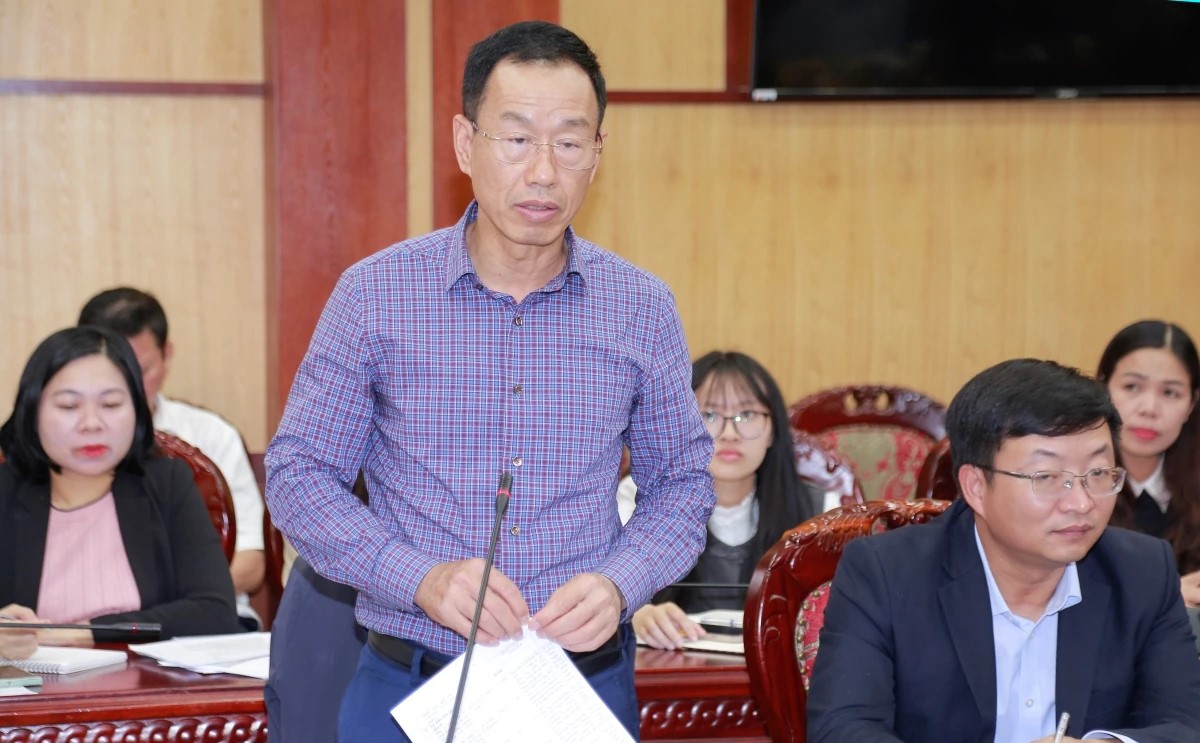 Ph&oacute; Chủ tịch UBND tỉnh L&ecirc; Quang H&ugrave;ng ph&aacute;t biểu tại hội nghị.