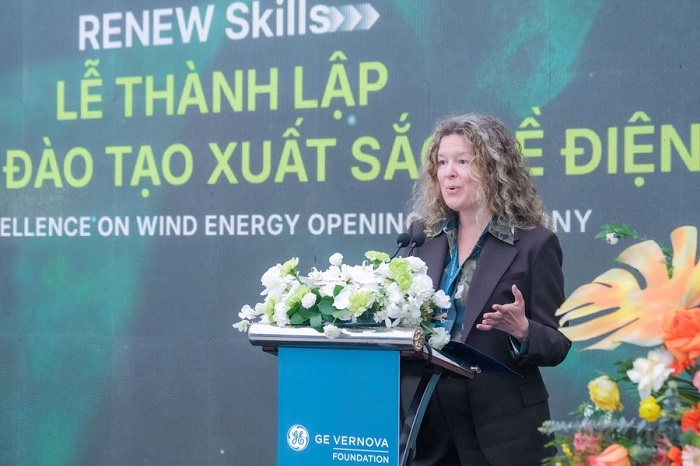 B&agrave; Kristin Carvell, Chủ tịch Quỹ GE Vernova Foundation ph&aacute;t biểu tại buổi lễ