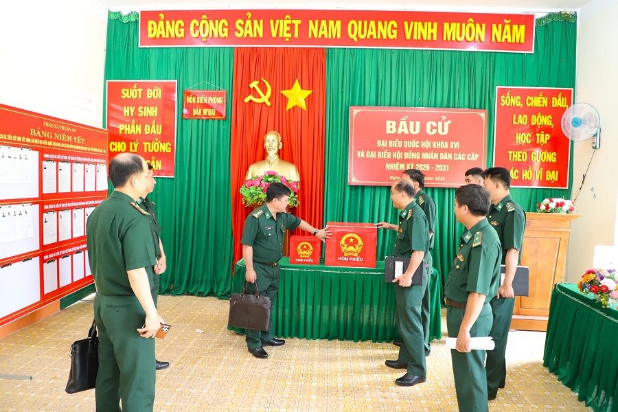 Đo&agrave;n c&ocirc;ng t&aacute;c Bộ Chỉ huy Bộ đội bi&ecirc;n ph&ograve;ng tỉnh kiểm tra h&ograve;m phiếu tại Đồn Bi&ecirc;n ph&ograve;ng Đắk MBai - 1 trong 5 khu vực bỏ phiếu bầu cử sớm của tỉnh L&acirc;m Đồng. Ảnh: Nguyễn Nam