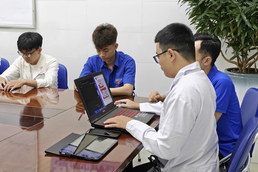 Đo&agrave;n Thanh ni&ecirc;n Bệnh viện Đa khoa L&acirc;m Đồng đẩy mạnh lan tỏa th&ocirc;ng tuy&ecirc;n truyền về bầu cử tr&ecirc;n nền tảng mạng x&atilde; hội. Ảnh: Đặng Hiền