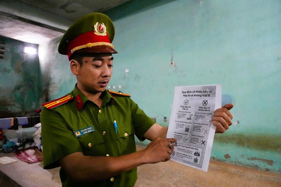 c&aacute;n bộ Trại tạm giam đang hướng dẫn nguy&ecirc;n tắc bầu cử