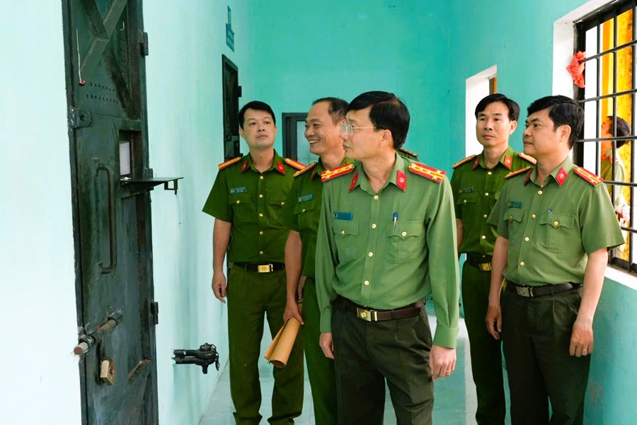 l&atilde;nh đạo C&ocirc;ng an TP Huế kiểm tra trại tạm giam