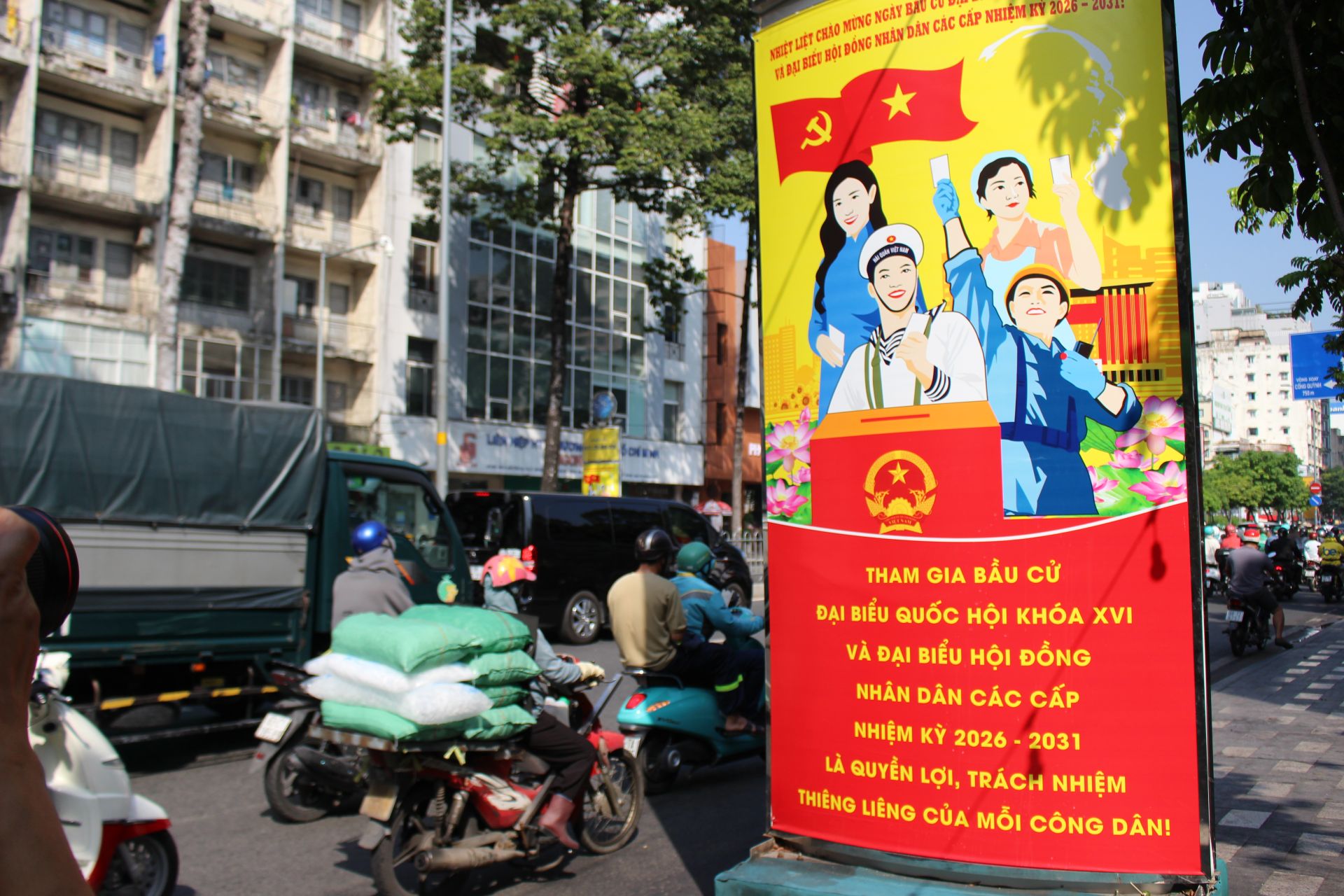Băng r&ocirc;n, &aacute;p ph&iacute;ch rực rỡ ch&agrave;o mừng cuộc bầu cử đại biểu Quốc hội kh&oacute;a XVI v&agrave; đại biểu HĐND c&aacute;c cấp nhiệm kỳ 2026 - 2031 tr&ecirc;n đường phố TP. HCM