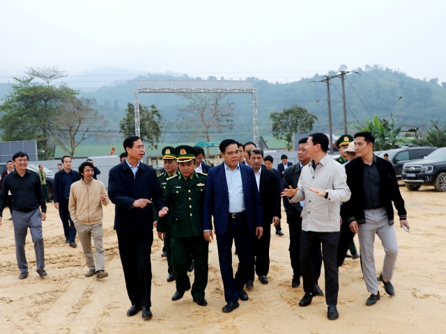 Chủ tịch UBND tỉnh chỉ đạo th&aacute;o gỡ vướng mắc vật liệu san lấp cho dự &aacute;n trường nội tr&uacute;.