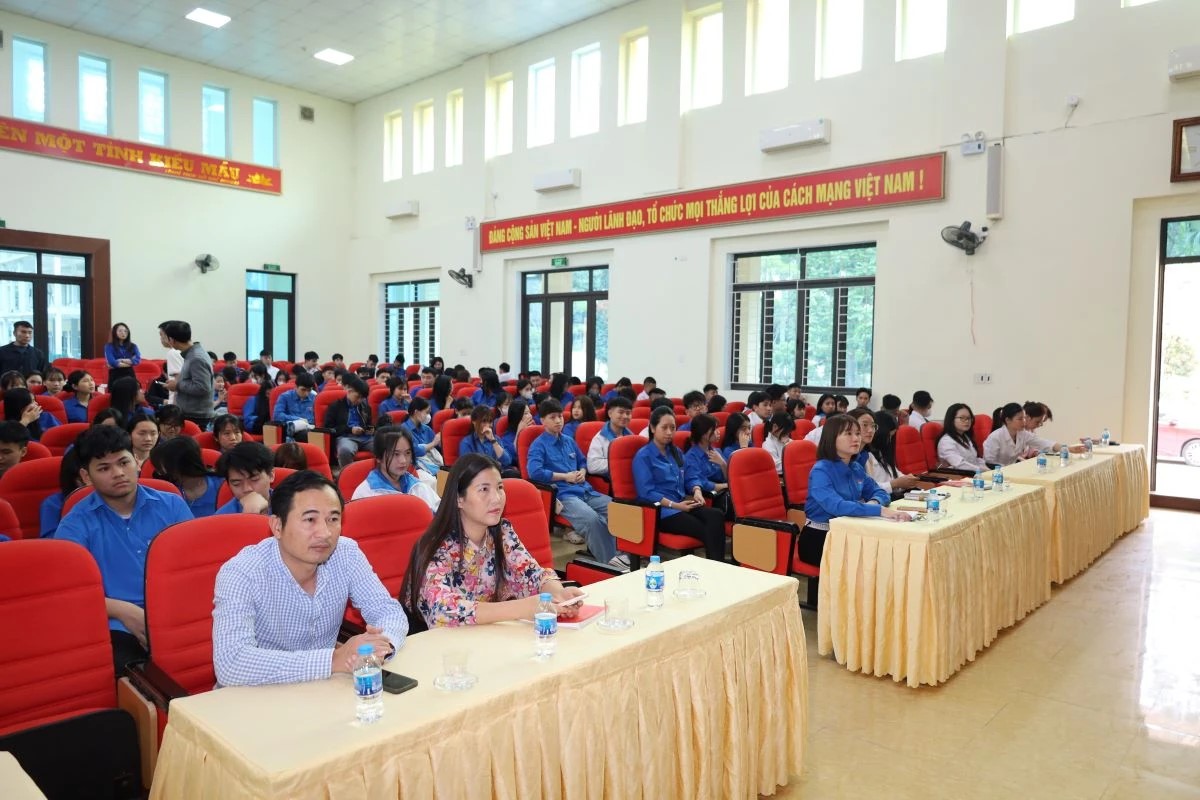 C&aacute;c đại biểu v&agrave; đ&ocirc;ng đảo đo&agrave;n vi&ecirc;n thanh ni&ecirc;n tham dự chương tr&igrave;nh.