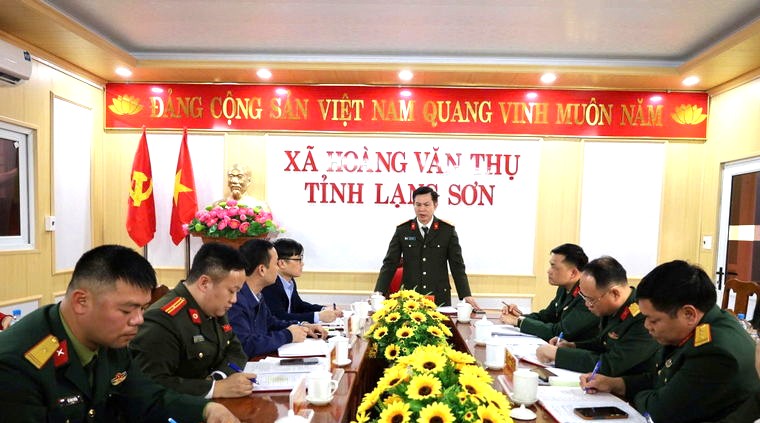 Đại t&aacute; L&ecirc; C&ocirc;ng Anh, Ph&oacute; Gi&aacute;m đốc C&ocirc;ng an tỉnh, Trưởng tiểu ban an ninh trật tự tỉnh kiểm tra c&ocirc;ng t&aacute;c bảo đảm an ninh, trật tự phục vụ bầu cử tại x&atilde; Ho&agrave;ng Văn Thụ, tỉnh Lạng Sơn