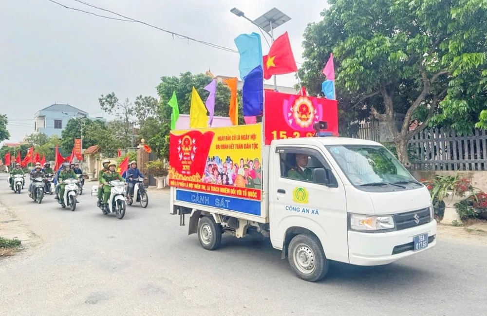 Lực lượng C&ocirc;ng an x&atilde; Hoa Lộc t&iacute;ch cực tham gia tuy&ecirc;n truyền lưu động về ng&agrave;y bầu cử.