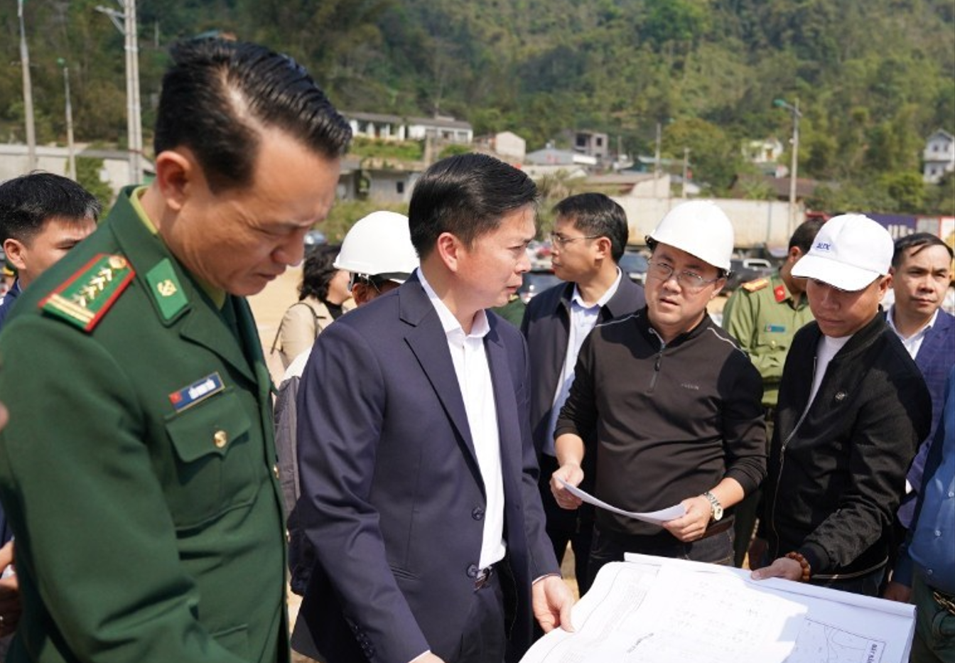 &Ocirc;ng Đinh Hữu Học, Ph&oacute; Chủ tịch Thường trực UBND tỉnh Lạng Sơn trao đổi với chủ đầu tư v&agrave; đơn vị thi c&ocirc;ng về phương &aacute;n x&acirc;y dựng nh&agrave; l&agrave;m việc li&ecirc;n ng&agrave;nh tại đường chuy&ecirc;n dụng vận chuyển h&agrave;ng h&oacute;a khu vực mốc 1088/2 - 1089. Ảnh: BLS