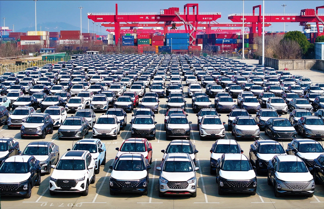 Doanh số ô tô Trung Quốc giảm 15%, xuất khẩu tăng vọt hơn 50%
