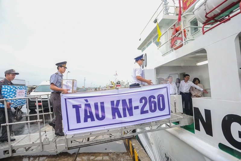 Tổ bầu cử đưa h&ograve;m phiếu lưu động l&ecirc;n t&agrave;u KN 260, thực hiện nhiệm vụ bầu cử sớm tr&ecirc;n biển.