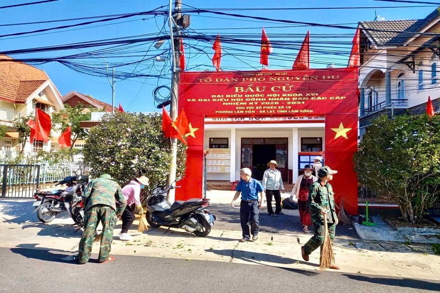 Tổ d&acirc;n phố Nguyễn Du, phường L&acirc;m Vi&ecirc;n - Đ&agrave; Lạt tổ chức vệ sinh m&ocirc;i trường khu vực bỏ phiếu