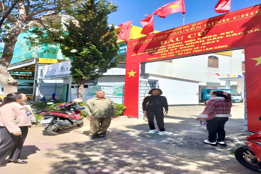 Trạm y tế phường L&acirc;m Vi&ecirc;n - Đ&agrave; Lạt phối hợp với ph&ograve;ng Văn h&oacute;a - x&atilde; hội gi&aacute;m s&aacute;t m&ocirc;i trường v&agrave; an to&agrave;n vệ sinh thực phẩm xung quanh khu vực bỏ phiếu bầu cử