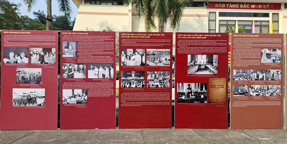 C&aacute;c bức ảnh tư liệu được in tr&ecirc;n khổ lớn trưng b&agrave;y tại Bảo t&agrave;ng Bắc Ninh số 1.