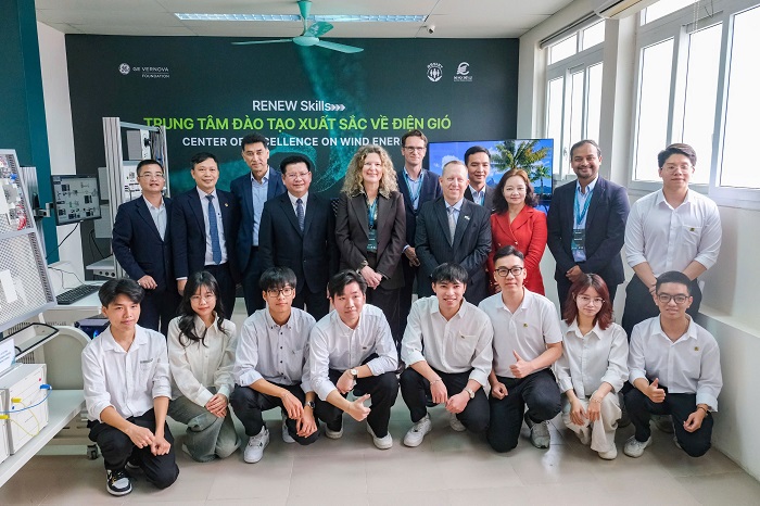 C&aacute;c đại biểu tham quan Trung t&acirc;m đ&agrave;o tạo xuất sắc về điện gi&oacute; tại Trường Đại học Điện lực