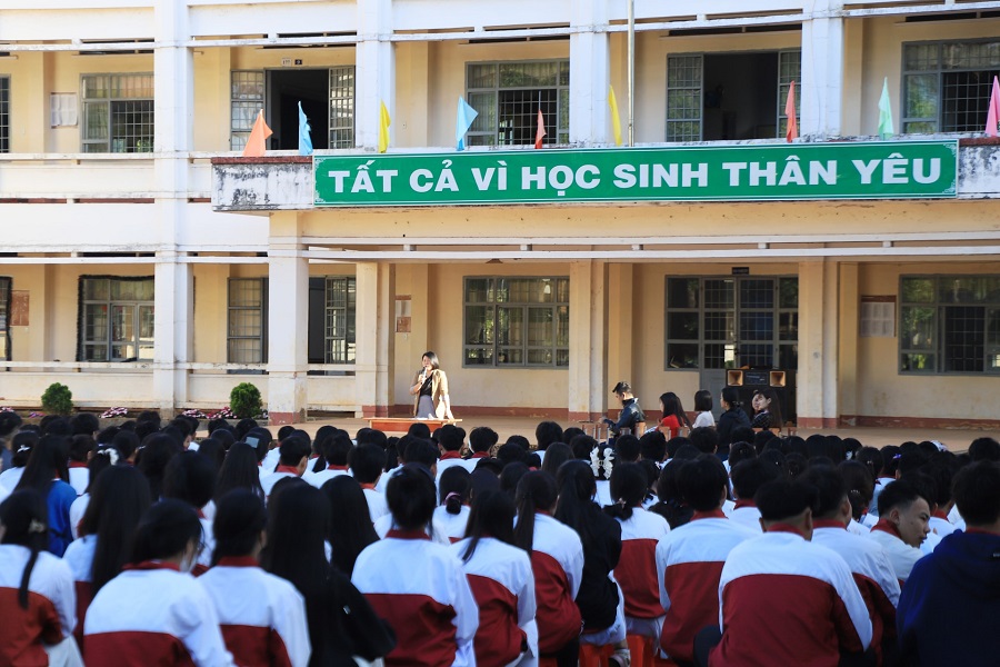 Trường THPT L&ecirc; Duẩn tuy&ecirc;n truyền bầu cử cho học sinh trong buổi ch&agrave;o cờ đầu tuần