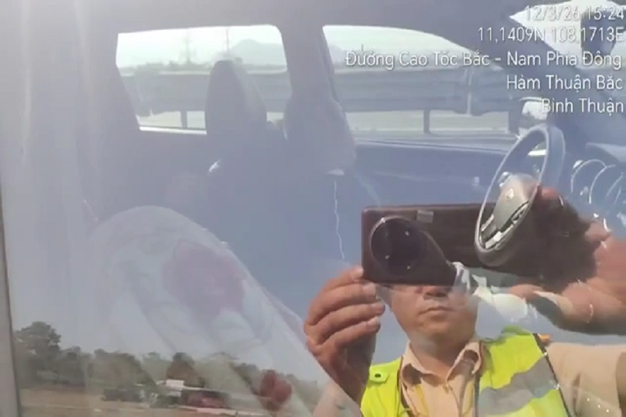 T&agrave;i xế ngủ qu&ecirc;n tr&ecirc;n cao tốc bị phạt