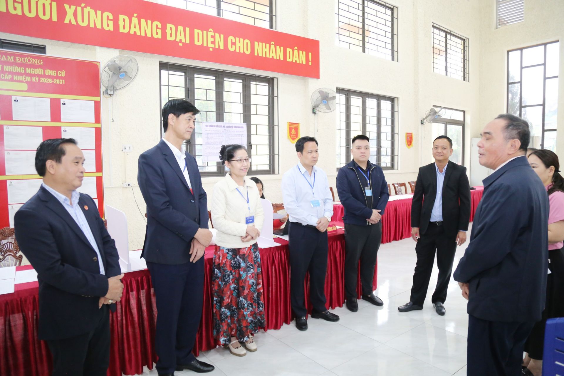 Th&agrave;nh vi&ecirc;n tổ bầu cử b&aacute;o c&aacute;o với đo&agrave;n c&ocirc;ng t&aacute;c về c&ocirc;ng t&aacute;c chuẩn bị cho ng&agrave;y bầu cử.