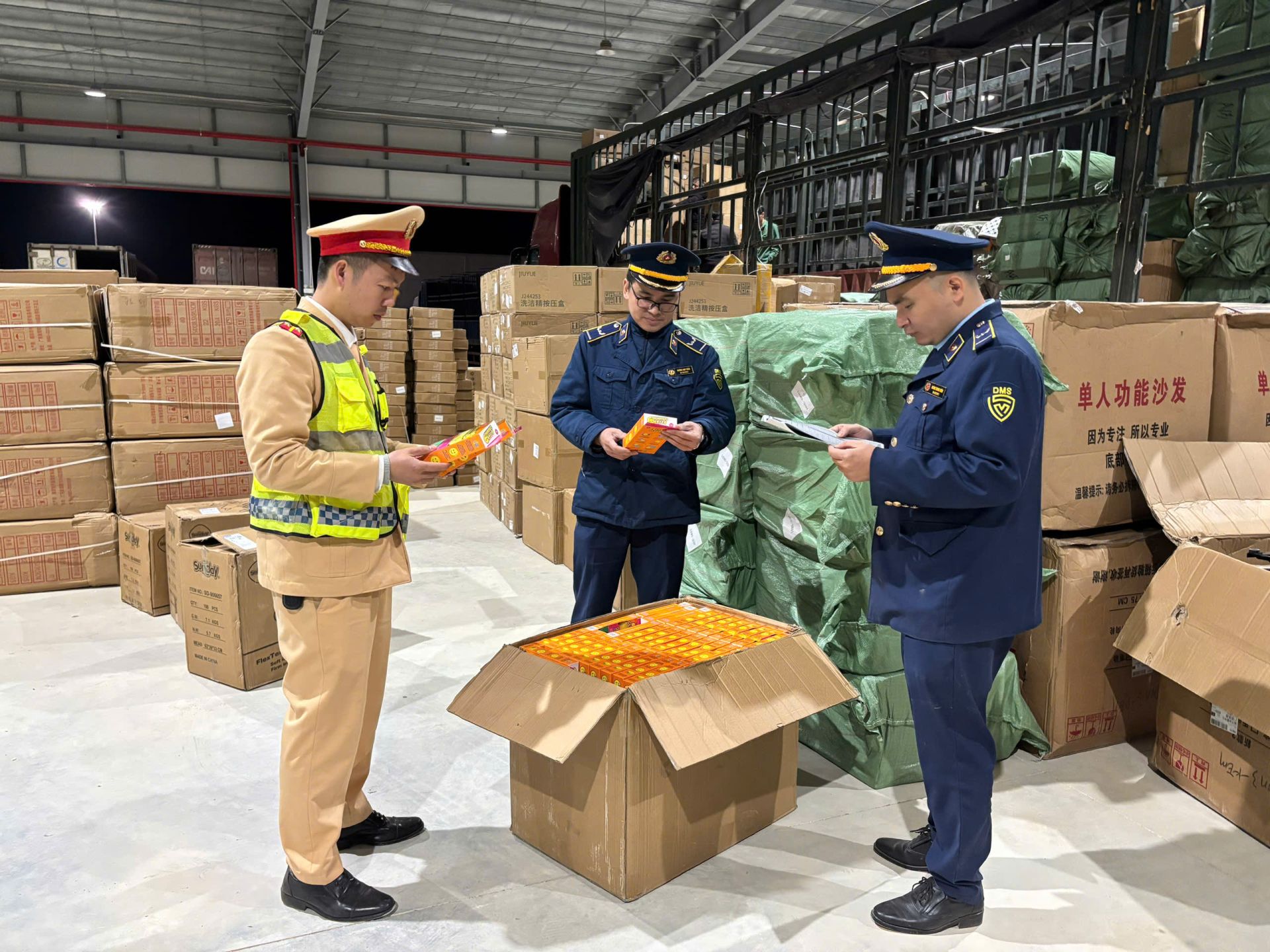 Lạng Sơn: Tạm giữ xe đầu kéo chở hàng hóa gia dụng có dấu hiệu vi phạm