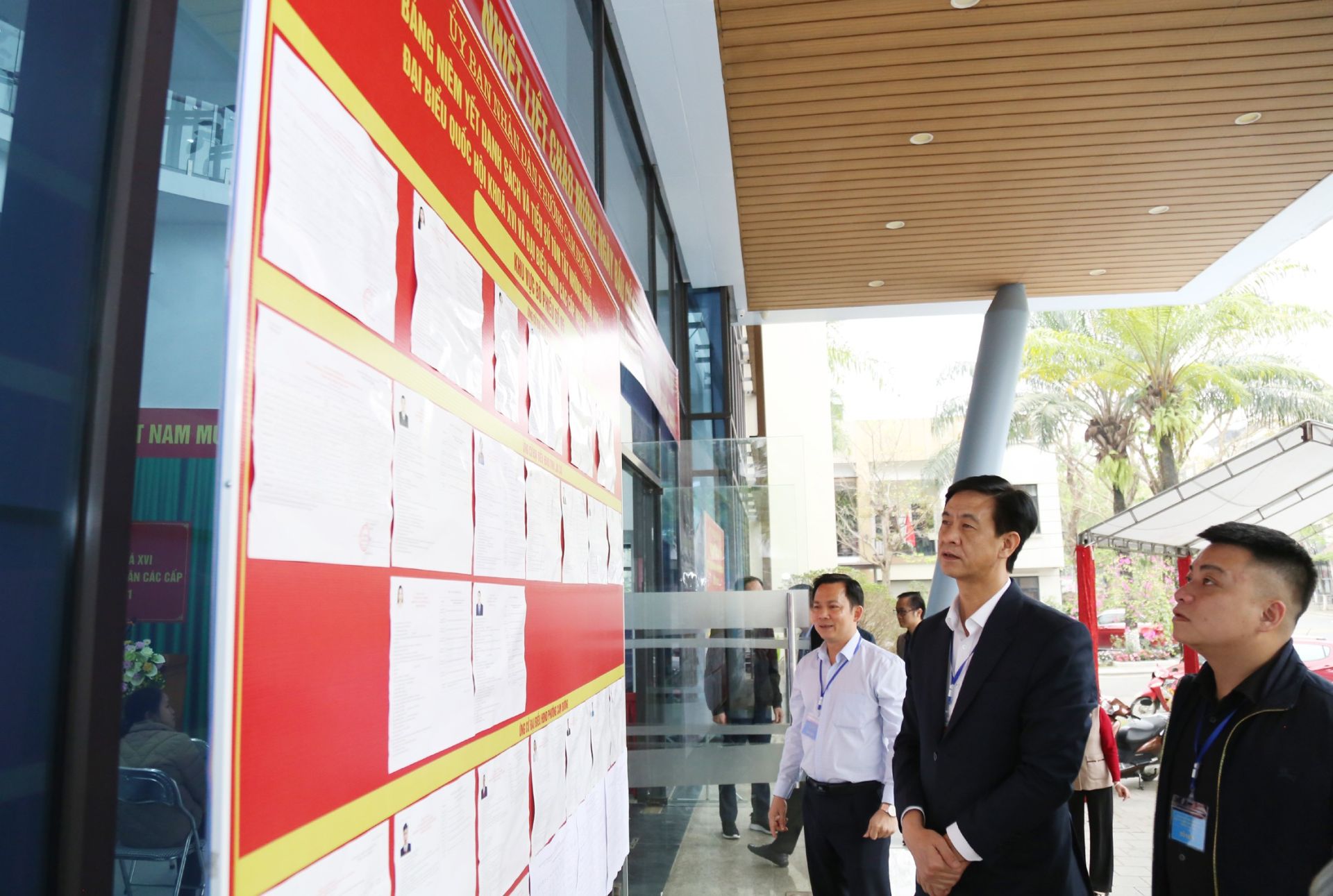 Kểm tra c&ocirc;ng t&aacute;c ni&ecirc;m yết danh s&aacute;ch cử tri v&agrave; danh s&aacute;ch người ứng cử tại khu vực bỏ phiếu.