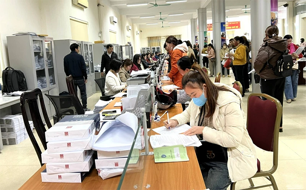 Lao động đến t&igrave;m hiểu về ch&iacute;nh s&aacute;ch bảo hiểm thất nghiệp tại Trung t&acirc;m Dịch vụ việc l&agrave;m Thanh H&oacute;a (nguồn ảnh: Internet).