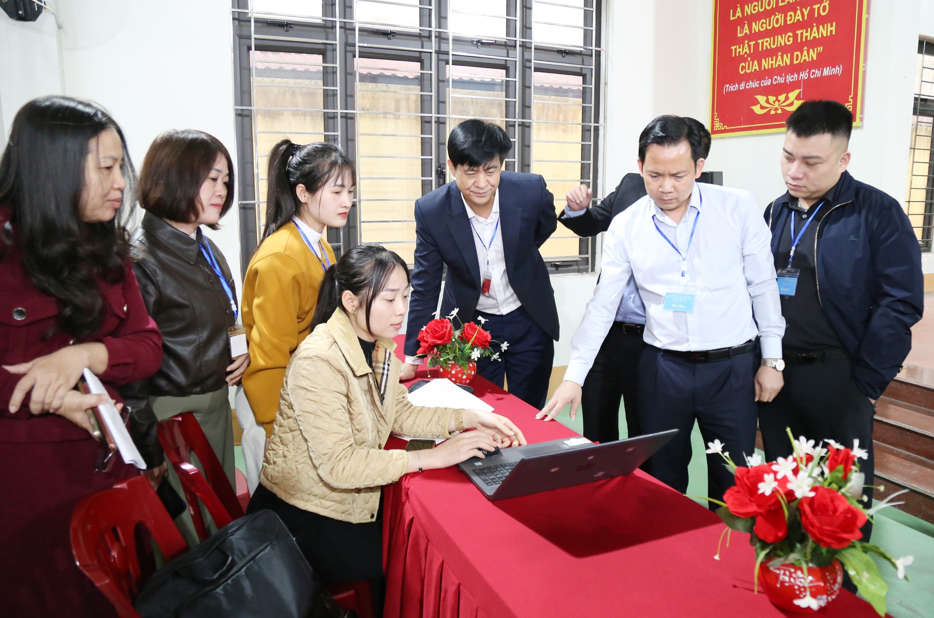 C&ocirc;ng t&aacute;c chuẩn bị tại c&aacute;c khu vực bỏ phiếu ở phường Cam Đường được triển khai nghi&ecirc;m t&uacute;c, sẵn s&agrave;ng cho ng&agrave;y bầu cử.