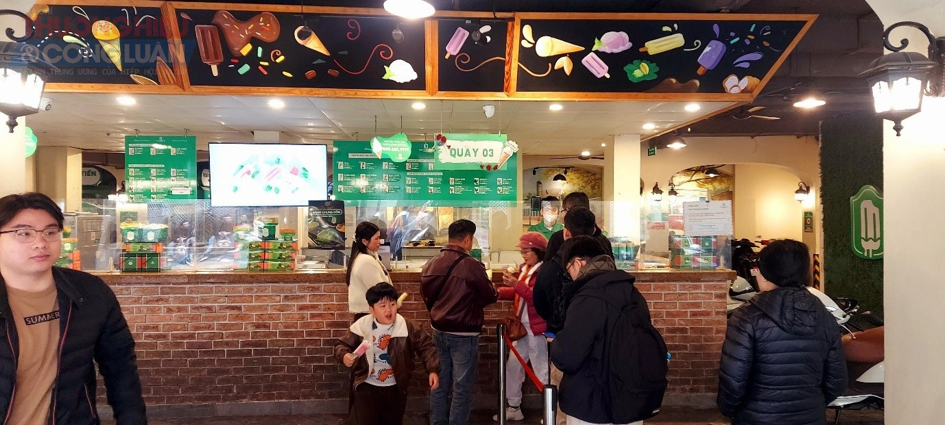 H&igrave;nh ảnh người d&acirc;n đứng xếp h&agrave;ng mua kem