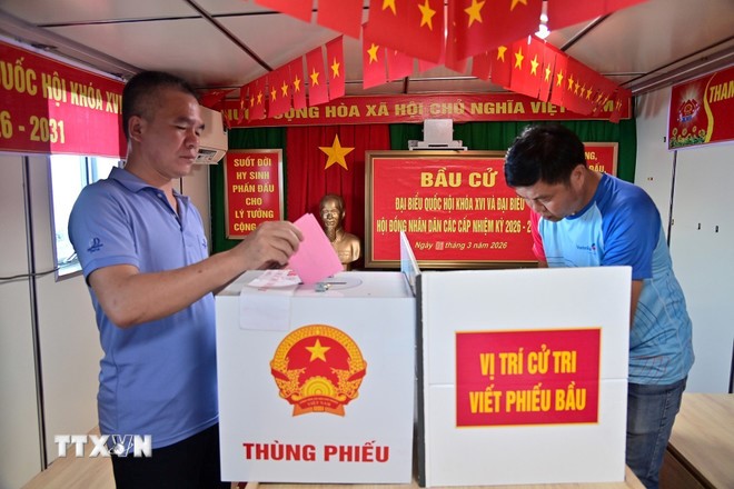 Thuyền viên tàu Hải An 68 bỏ phiếu bầu cử trên tàu Trường Sa 04. (Ảnh: TTXVN phát) Thuyền viên tàu Hải An 68 bỏ phiếu bầu cử trên tàu Trường Sa 04. (Ảnh: TTXVN phát)