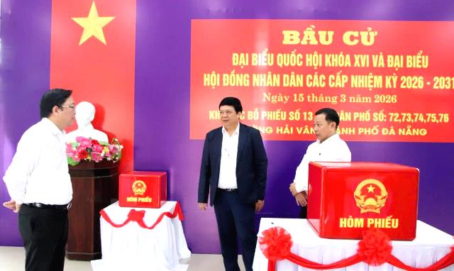 Chủ tịch Ủy ban MTTQ Việt Nam TP. Đà Nẵng Lê Trí Thanh kiểm tra công tác chuẩn bị bầu cử tại phường Hải Vân. Chủ tịch Ủy ban MTTQ Việt Nam TP. Đà Nẵng Lê Trí Thanh kiểm tra công tác chuẩn bị bầu cử tại phường Hải Vân.