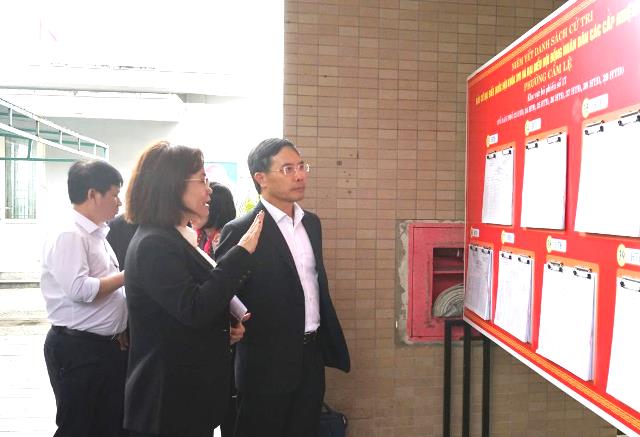 Chủ tịch UBND TP Đà Nẵng Phạm Đức Ấn kiểm tra điểm niêm yết danh sách cử tri tại phường Cẩm Lệ. Chủ tịch UBND TP Đà Nẵng Phạm Đức Ấn kiểm tra điểm niêm yết danh sách cử tri tại phường Cẩm Lệ.