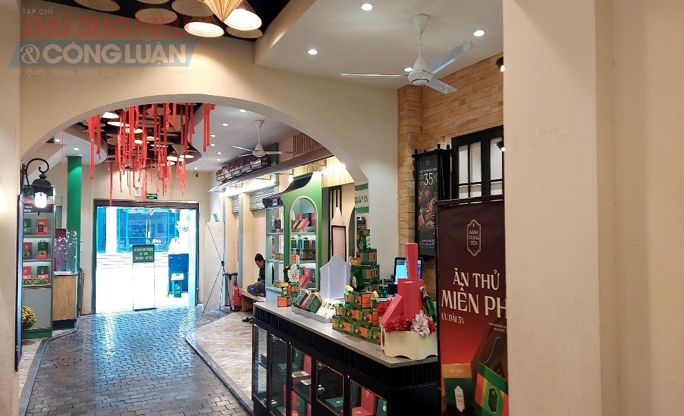 Kh&ocirc;ng gian b&ecirc;n trong qu&aacute;n