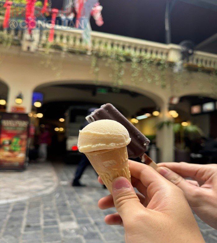 Thưởng thức kem tại Kem Tr&agrave;ng Tiền giữa l&ograve;ng H&agrave; Nội.