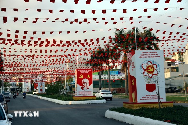 Các tuyến đường tại phường Hà Lầm, tỉnh Quảng Ninh, được trang trí rực rỡ trước ngày hội lớn. (Ảnh: Đức Hiếu/TTXVN) Các tuyến đường tại phường Hà Lầm, tỉnh Quảng Ninh, được trang trí rực rỡ trước ngày hội lớn. (Ảnh: Đức Hiếu/TTXVN)