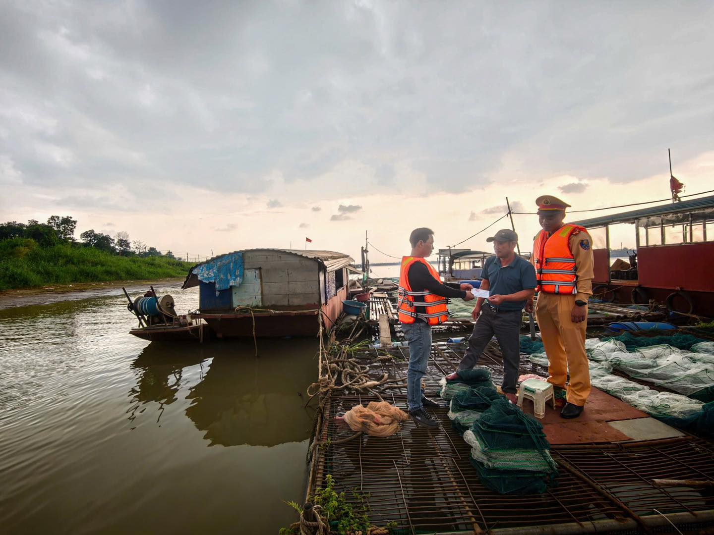 Lá phiếu - niềm tin từ những xóm chài ven sông