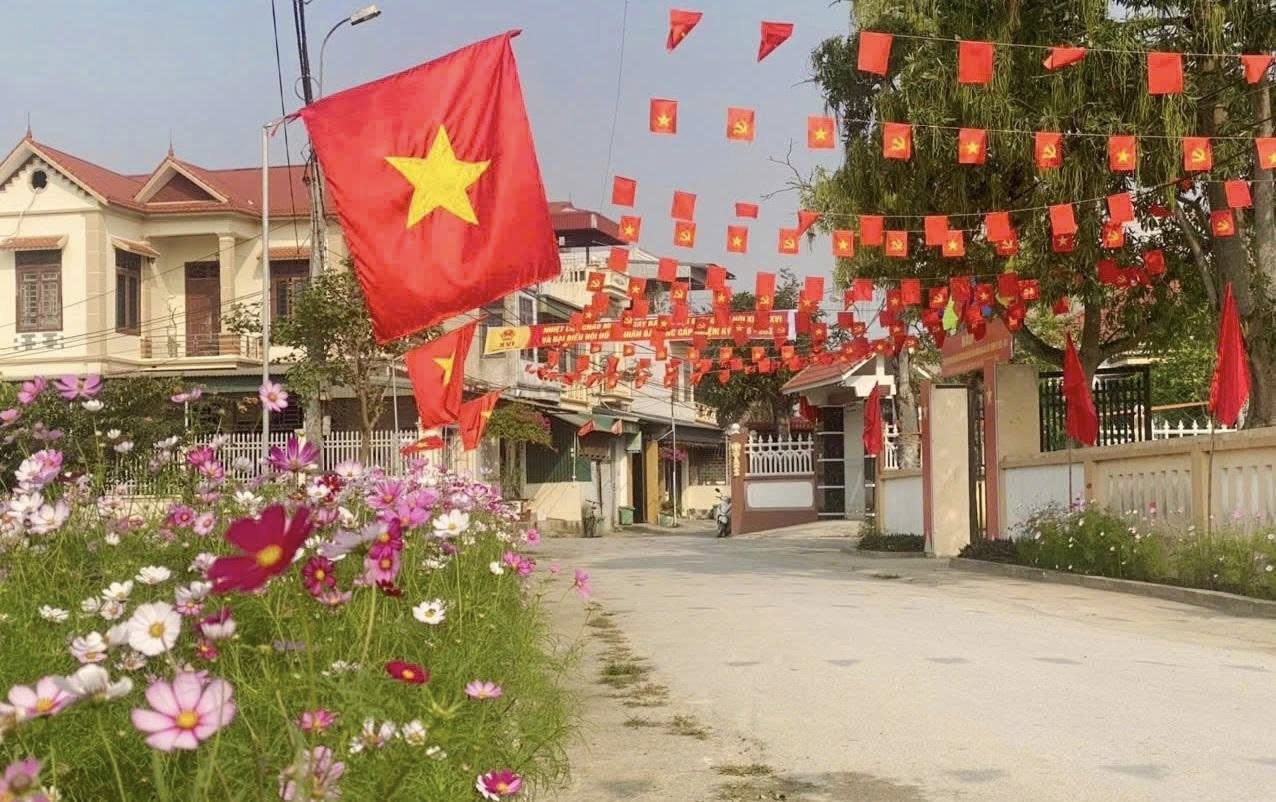 Tr&ecirc;n khắp c&aacute;c tuyến đường, khu d&acirc;n cư v&agrave; khu vực bỏ phiếu, sắc đỏ của cờ Tổ quốc, cờ Đảng c&ugrave;ng hệ thống băng r&ocirc;n, khẩu hiệu, pano tuy&ecirc;n truyền về bầu cử