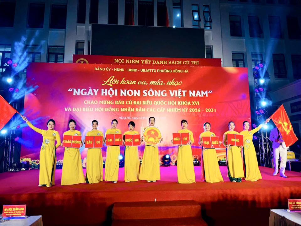 Tiết mục nghệ thuật mở m&agrave;n rực rỡ sắc m&agrave;u tại chương tr&igrave;nh &ldquo;Ng&agrave;y hội non s&ocirc;ng Việt Nam&rdquo;, lan tỏa kh&ocirc;ng kh&iacute; phấn khởi hướng tới ng&agrave;y bầu cử &ndash; ng&agrave;y hội lớn của to&agrave;n d&acirc;n.