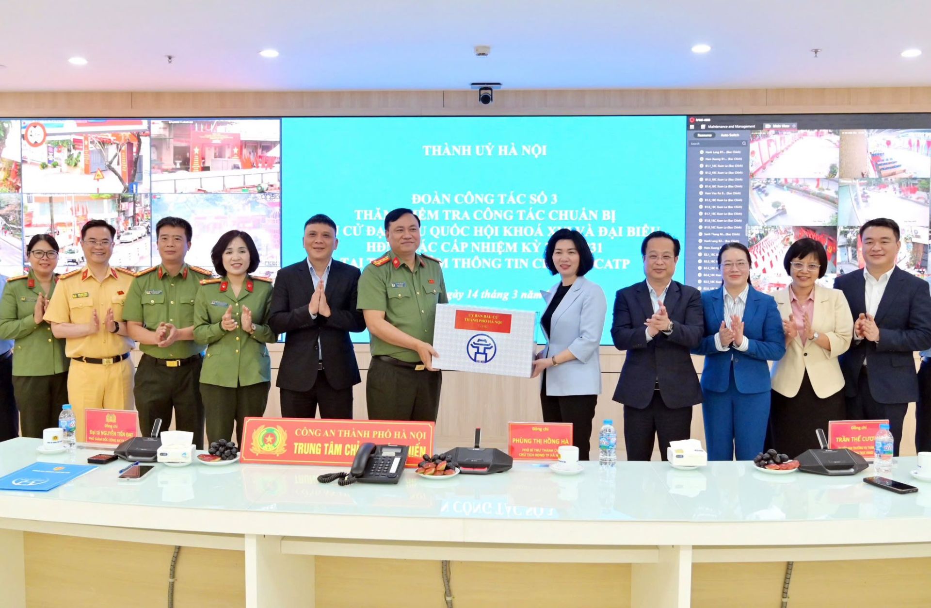 Đồng ch&iacute; Ph&ugrave;ng Thị Hồng H&agrave; &ndash; Ph&oacute; B&iacute; thư Th&agrave;nh ủy, Chủ tịch Hội đồng nh&acirc;n d&acirc;n Th&agrave;nh phố, Chủ tịch Ủy ban Bầu cử Th&agrave;nh phố H&agrave; Nội c&ugrave;ng c&aacute;c đại biểu tặng qu&agrave;, động vi&ecirc;n lực lượng C&ocirc;ng an Th&agrave;nh phố tại Trung t&acirc;m Th&ocirc;ng tin chỉ huy trong qu&aacute; tr&igrave;nh kiểm tra c&ocirc;ng t&aacute;c chuẩn bị phục vụ bầu cử.