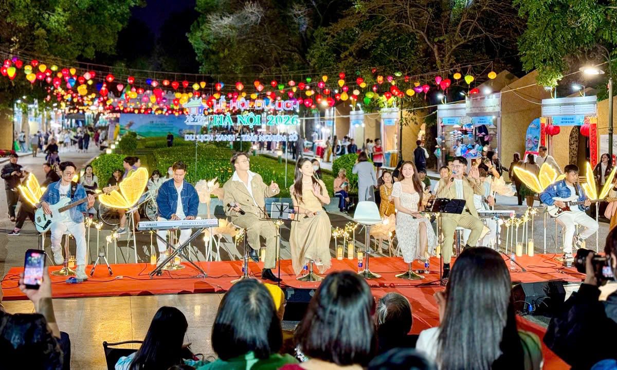 Chương tr&igrave;nh biểu diễn nghệ thuật đường phố s&ocirc;i động tại Lễ hội Du lịch H&agrave; Nội 2026, tạo kh&ocirc;ng kh&iacute; vui tươi, g&oacute;p phần quảng b&aacute; h&igrave;nh ảnh Thủ đ&ocirc; tới du kh&aacute;ch.