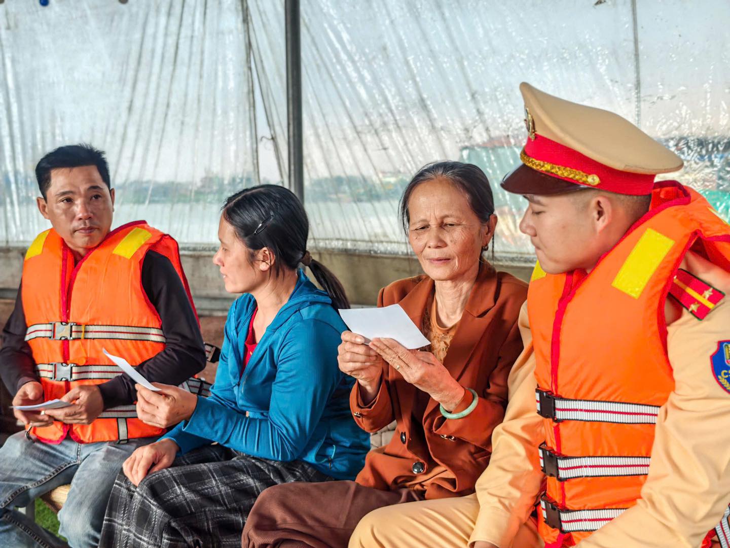 C&aacute;n bộ, chiến sĩ hướng dẫn người d&acirc;n kiểm tra th&ocirc;ng tin thẻ cử tri v&agrave; tuy&ecirc;n truyền về thời gian, địa điểm bỏ phiếu.