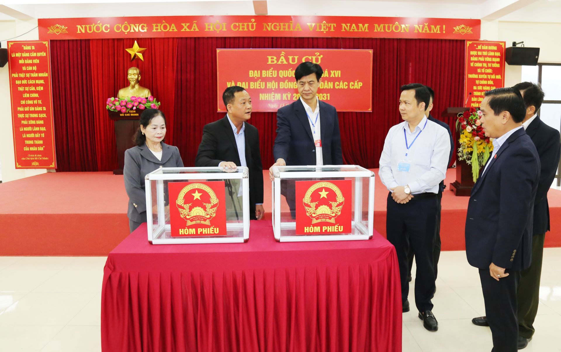 Lào Cai: Lãnh đạo tỉnh kiểm tra công tác chuẩn bị bầu cử tại phường Cam Đường