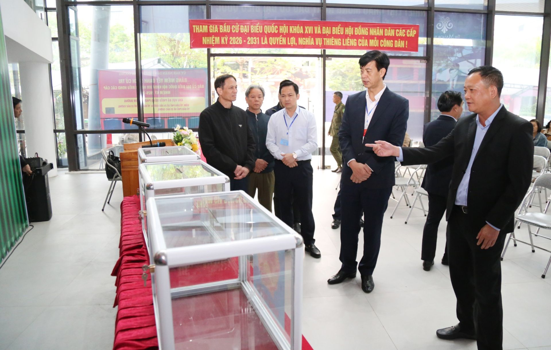 Đồng ch&iacute; Phan Trung B&aacute; trao đổi với l&atilde;nh đạo phường Cam Đường về c&ocirc;ng t&aacute;c chuẩn bị tại khu vực bỏ phiếu.