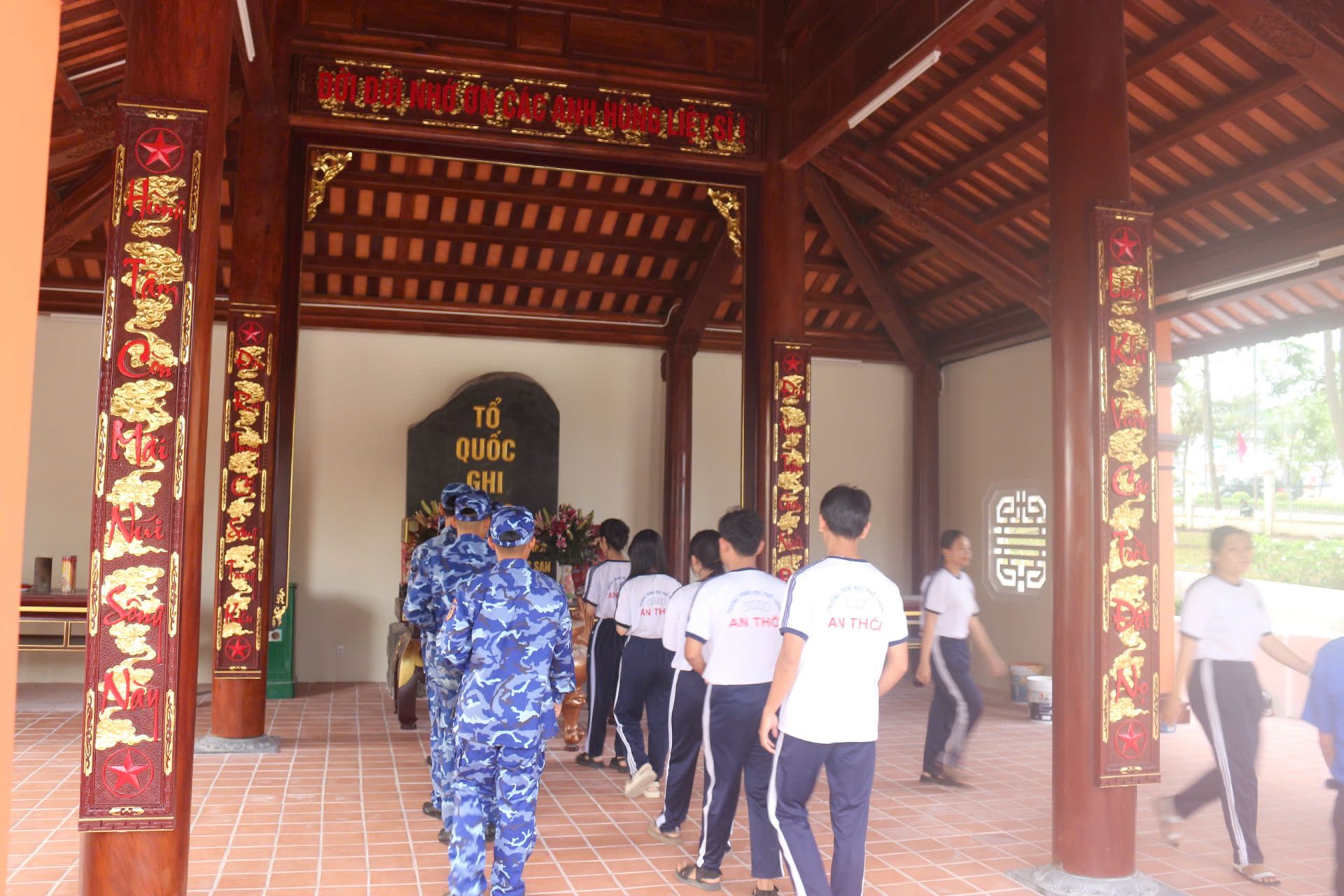 C&aacute;n bộ, đo&agrave;n vi&ecirc;n thanh ni&ecirc;n Hải đội 401 v&agrave; Trường THPT An Thới tổ chức d&acirc;ng hương tại nh&agrave; t&ugrave; Ph&uacute; Quốc